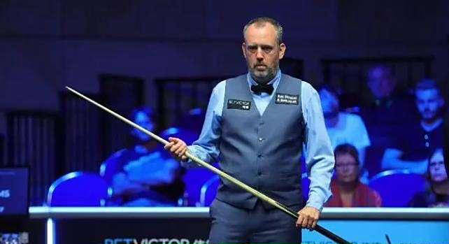 他在比赛中, 阶段保持出, 斯凭借着精